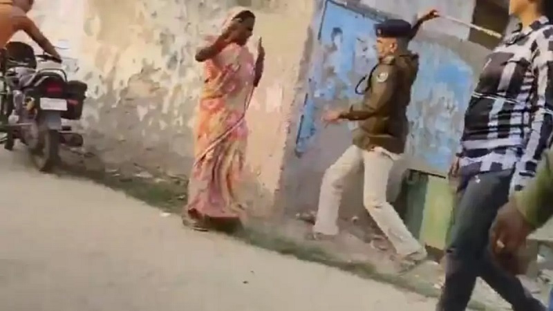 वीडियो: बिहार में पुलिस ने दलित महिला को सरेआम पीटा; दी यह सफाई