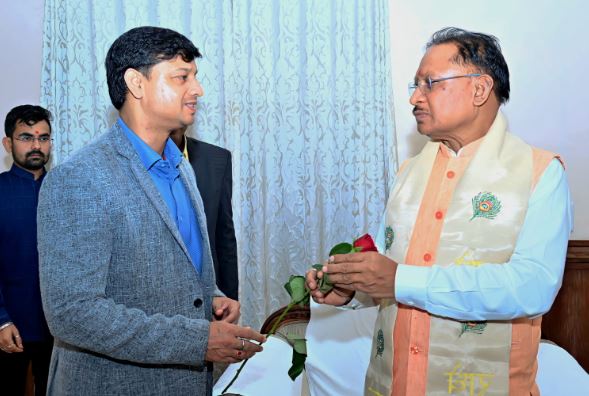रायपुर: जनसंपर्क विभाग के आयुक्त श्री मयंक श्रीवास्तव ने मुख्यमंत्री श्री साय से की सौजन्य मुलाकात