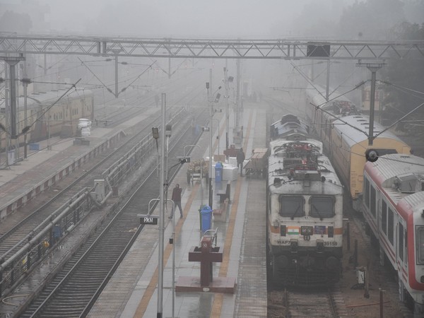राजधानी दिल्ली में न्यूनतम तापमान 5.3 डिग्री सेल्सियस रहा, देरी से चल रहीं 20 ट्रेनें
