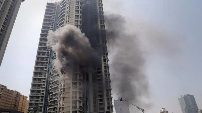 मुंबई के डोंबिवली में हाई राइज बिल्डिंग में लगी भीषण आग, किसी के घायल होने की खबर नहीं