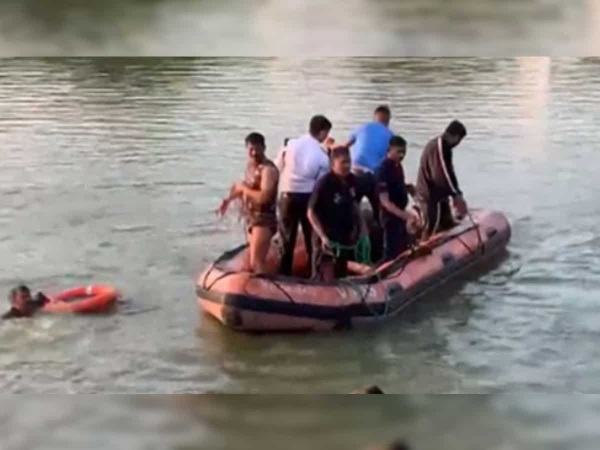 गुजरात नाव हादसा में सुरक्षा चूक का आरोप: 'कोई बचावकर्मी, जीवन जैकेट नहीं'