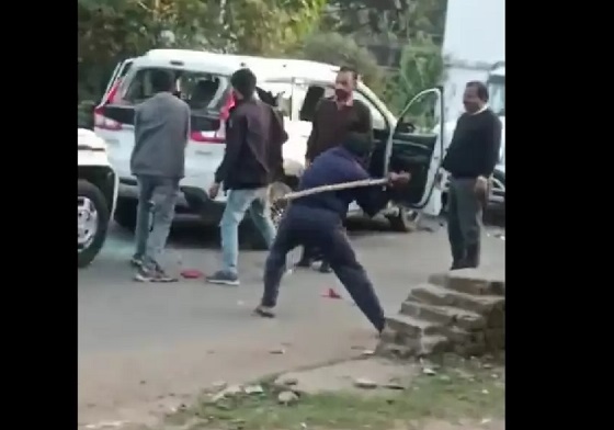 मध्य प्रदेशः मुख्यमंत्री ने कार ओवरटेक करने पर दो लोगों पर हमले को लेकर एसडीएम को निलंबित करने का दिया आदेश, किया मामला दर्ज