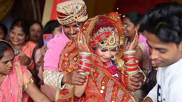 यूपी: मुख्यमंत्री सामूहिक विवाह योजना में फर्जीवाड़ा, अधिकारी समेत नौ के खिलाफ मामला दर्ज