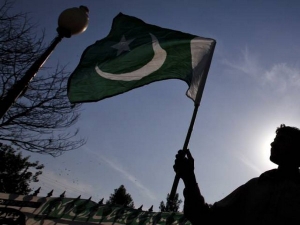 पाकिस्तान में आम चुनाव के लिए मतदान शुरू, नवाज शरीफ का पलड़ा भारी