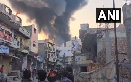 दिल्ली: अलीपुर में दो पेंट और केमिकल गोदामों में आग लगने से 11 लोगों की मौत