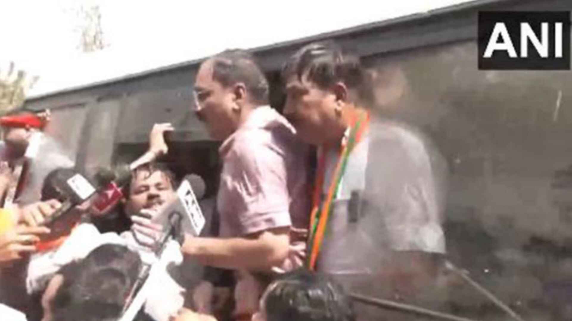दिल्ली में केजरीवाल के इस्तीफे की मांग को लेकर प्रदर्शन, हिरासत में भाजपा अध्यक्ष