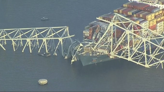मालवाहक जहाज की टक्कर से अमेरिका  के बाल्टीमोर में ढहा ऐतिहासिक पुल, बचाव के प्रयास जारी; बड़े नुकसान की आशंका