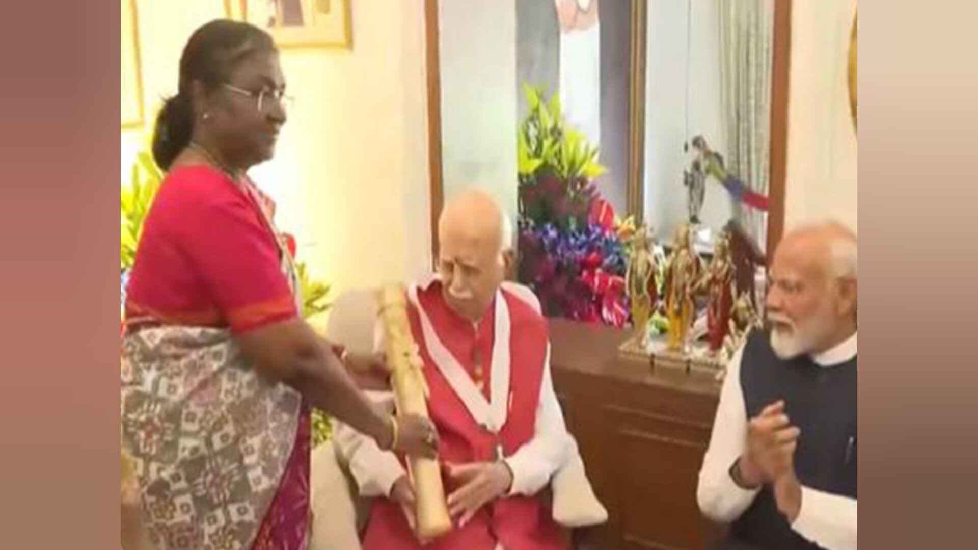 राष्ट्रपति द्रौपदी ने घर जाकर आडवाणी को 'भारत रत्न' से किया सम्मानित, पीएम मोदी भी रहे मौजूद
