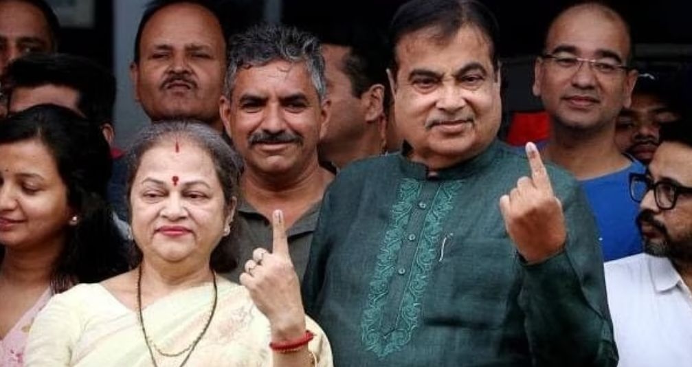 नागपुर: नितिन गडकरी ने किया मतदान, बड़े अंतर से जीत का भरोसा जताया
