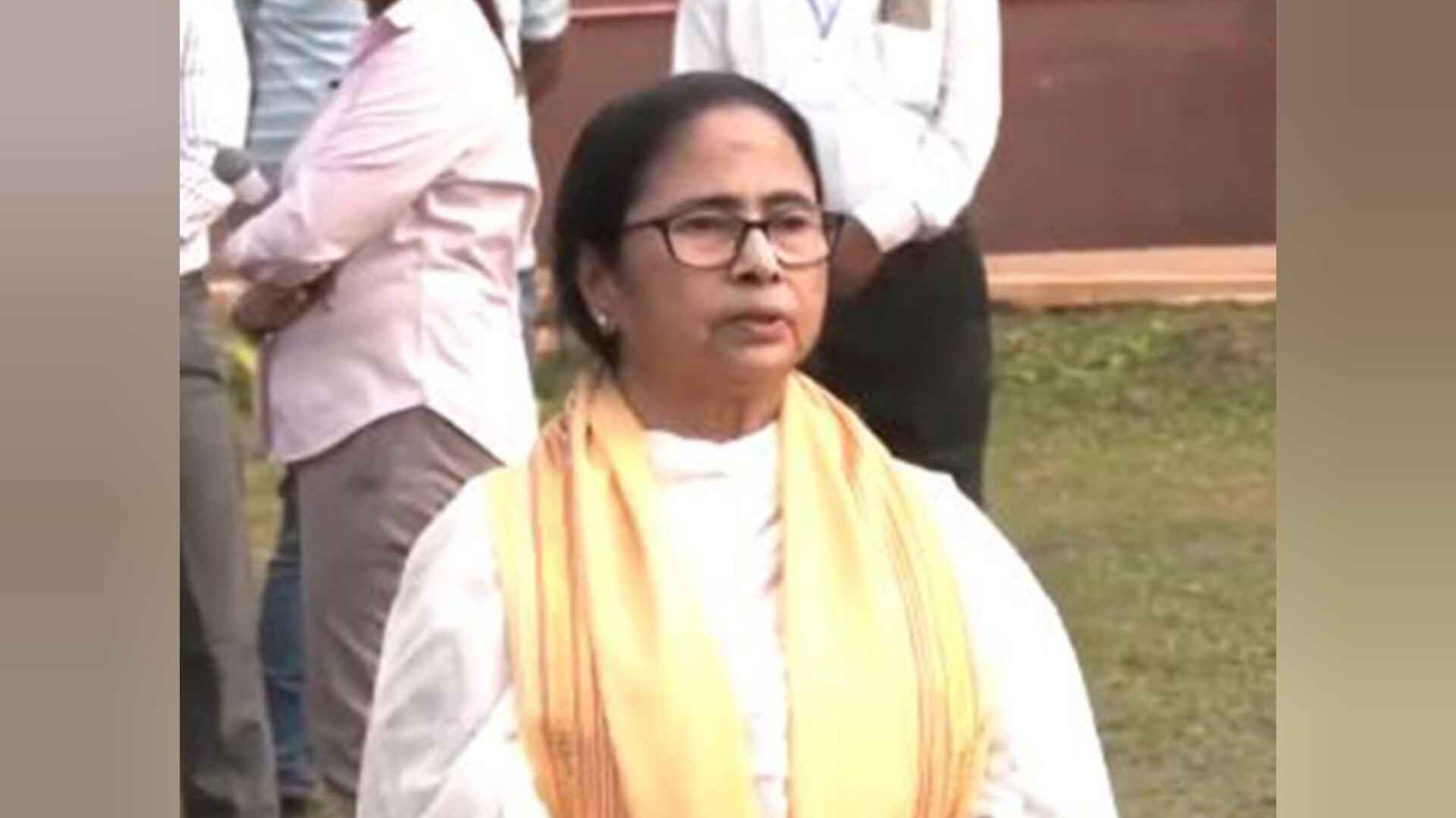 कांग्रेस, सीपीआई (एम) बंगाल में बीजेपी की मदद कर रही हैं: ममता बनर्जी का दावा