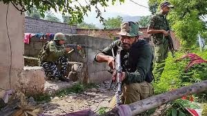 जम्मू-कश्मीर में आतंकवादियों के साथ मुठभेड़ में ग्राम रक्षा गार्ड की मौत, तलाशी अभियान जारी