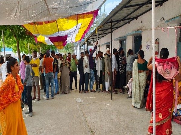 तीसरे चरण में करीब 61 फीसदी मतदान; पश्चिम बंगाल में झड़पें; सपा ने यूपी में अनियमितताओं का लगाया आरोप