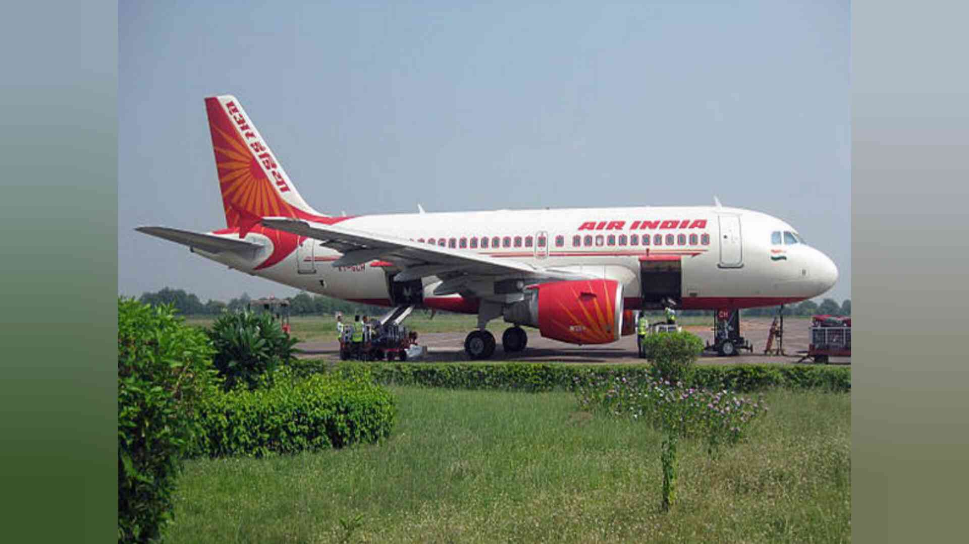 एयर इंडिया का बड़ा एक्शन, अचानक छुट्टी पर गए 25 क्रू मेंबर्स को किया बर्खास्त