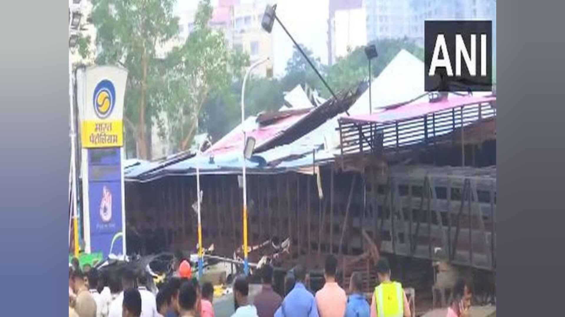 मुंबई: होर्डिंग गिरने से मरने वालों की संख्या बढ़कर 14 हुई, 74 लोगों का किया गया रेस्क्यू