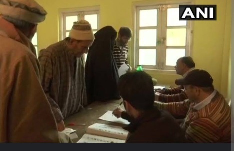 कश्मीर: मतदान केंद्र से भाई की आतंकवादी से अपील, 