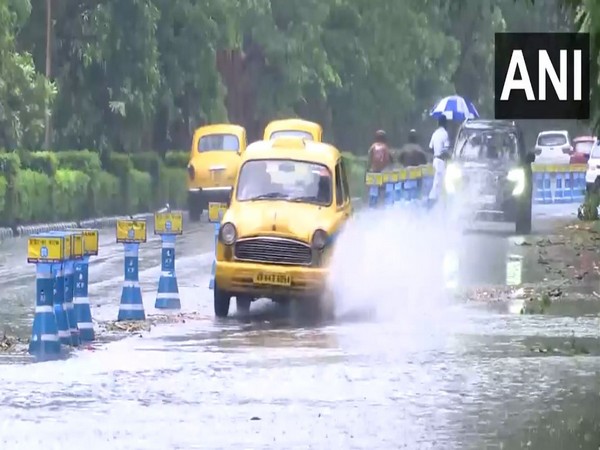 पश्चिम बंगाल के कई हिस्सों में चक्रवाती तूफान ‘रेमल’ ने मचाई तबाही, भारी बारिश जारी रहने के आसार