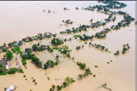असम में बाढ़ की स्थिति गंभीर, दो लाख से अधिक लोग प्रभावित