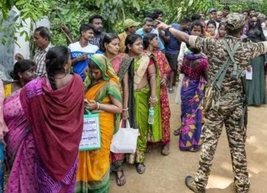 बंगाल चुनाव वोटिंग: संदेशखाली और भांगर में भड़की हिंसा! देसी बम चलाए गए, एक्शन में पुलिस