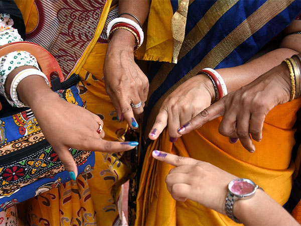 पश्चिम बंगाल के बारासात और मथुरापुर में आज दोबारा वोटिंग जारी, चुनाव आयोग ने क्यों दिए ये आदेश?