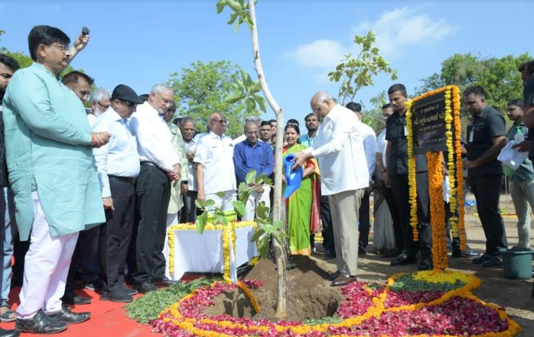 विश्व पर्यावरण दिवस पर गुजरात के मुख्यमंत्री भूपेंद्र पटेल ने वृक्षारोपण कर ‘मिशन थ्री मिलियन ट्रीज’ अभियान का शुभारंभ कराया