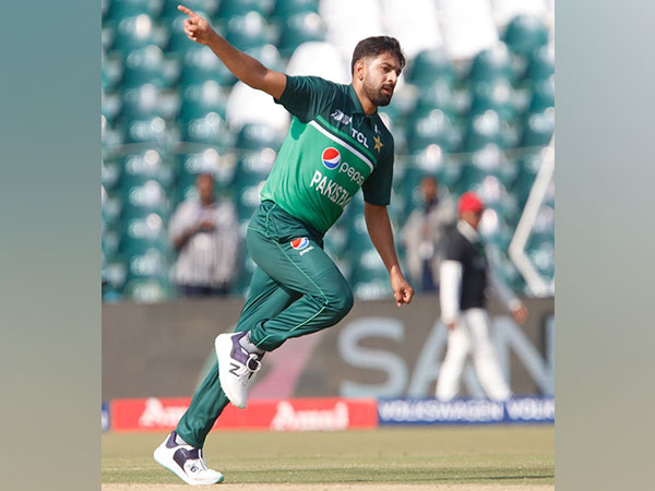 पाकिस्तानी गेंदबाज़ हारिस राउफ पर लगा लाइव मैच में गेंद से छेड़छाड़ करने का आरोप