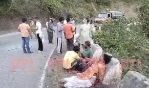 जम्मू-कश्मीर: रियासी जिले में संदिग्ध आतंकी हमले के बाद तीर्थयात्रियों को ले जा रही बस खाई में गिरी, 9 की मौत