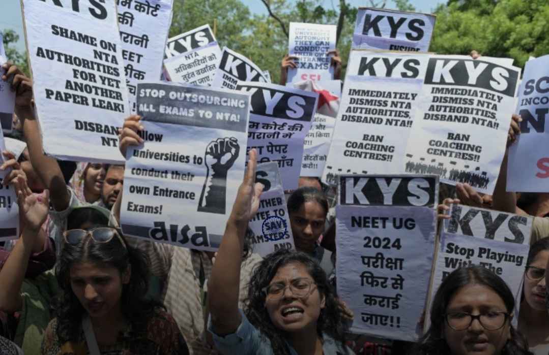 दिल्ली: छात्रों ने शिक्षा मंत्रालय के पास किया प्रदर्शन, नीट परीक्षा में अनियमितताओं की जांच की मांग