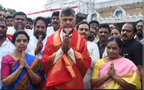 आंध्र प्रदेश के मुख्यमंत्री चंद्रबाबू नायडू पहुंचे तिरुपति मंदिर, परिवार के साथ पूजा-अर्चना की