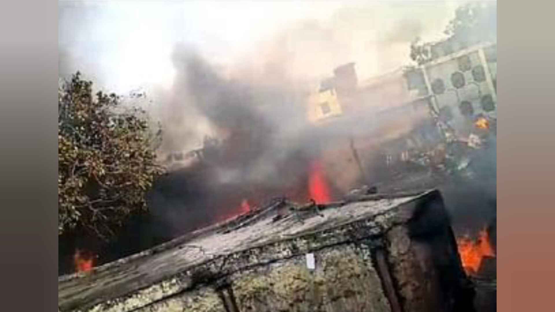 दिल्ली: चांदनी चौक में आग लगने से 50 से अधिक दुकानें जलकर खाक, कूलिंग ऑपरेशन जारी