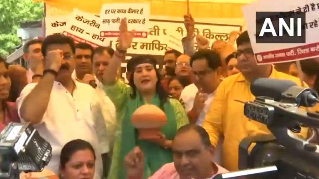 दिल्ली में जल संकट को लेकर बढ़ा सियासी पारा, भाजपा ने आप सरकार के खिलाफ किया प्रदर्शन