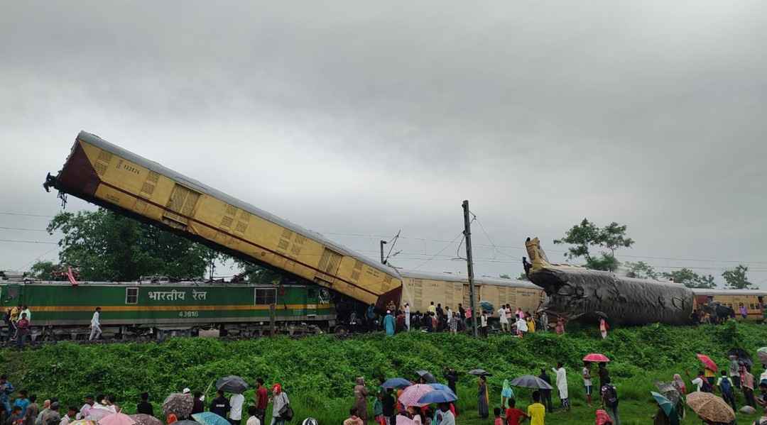 बंगाल रेल हादसे में कम से कम 15 लोगों की मौत, 60 घायल; ये 19 ट्रेनें हुईं रद्द