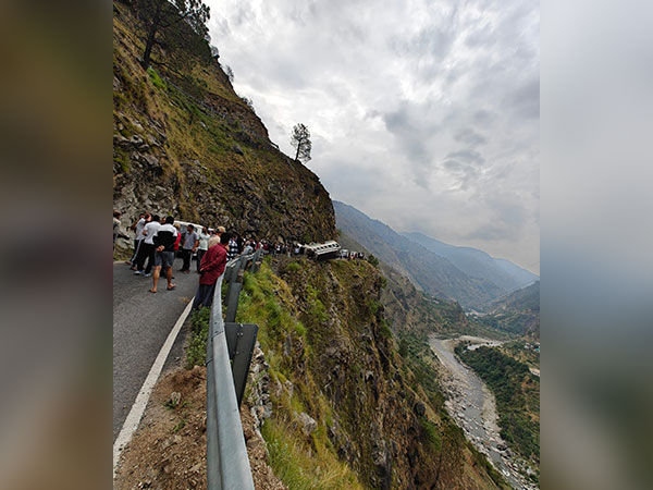हिमाचल प्रदेश: शिमला के जुब्बल में बस के खाई में गिरने से चार लोगों की मौत