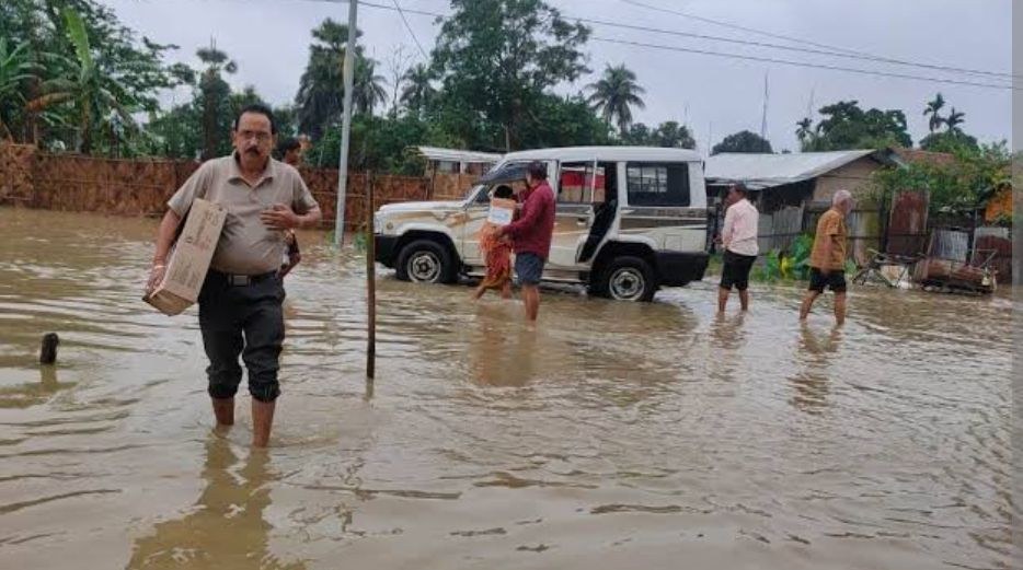 असम: बाढ़ की स्थिति में आया आंशिक सुधार, 2.7 लाख लोग हुए हैं प्रभावित