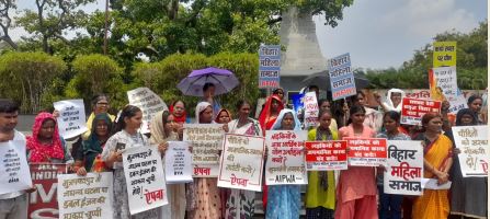 बिहार: मुजफ्फरपुर में नौकरी के नाम पर यौन उत्पीड़न कांड पर बवाल, महिला संगठनों का पटना में प्रदर्शन