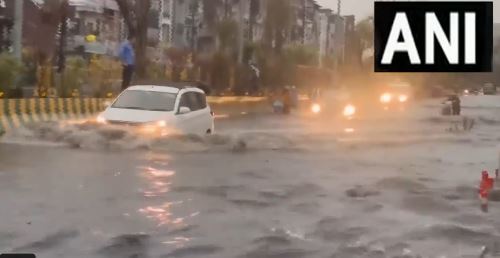 दिल्ली-एनसीआर में सुबह से हो रही बारिश बनी आफत, सड़कें बनीं तालाब; जगह-जगह जलभराव से परेशान लोग