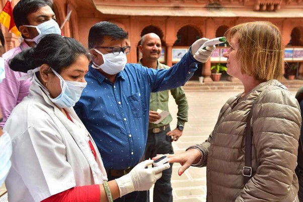 बीकानेर के जूनागढ़ किले में कोरोना वायरस के प्रकोप के मद्देनजर पर्यटकों की जांच करते चिकित्सा अधिकारी
