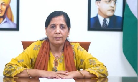 दिल्ली के मुख्यमंत्री राजनीतिक षड़यंत्र के शिकार: सुनीता केजरीवाल