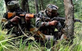 जम्मू-कश्मीर के कुलगाम में सुरक्षा बलों और आतंकवादियों के बीच दोहरी मुठभेड़, एक जवान शहीद; ऑपरेशन जारी