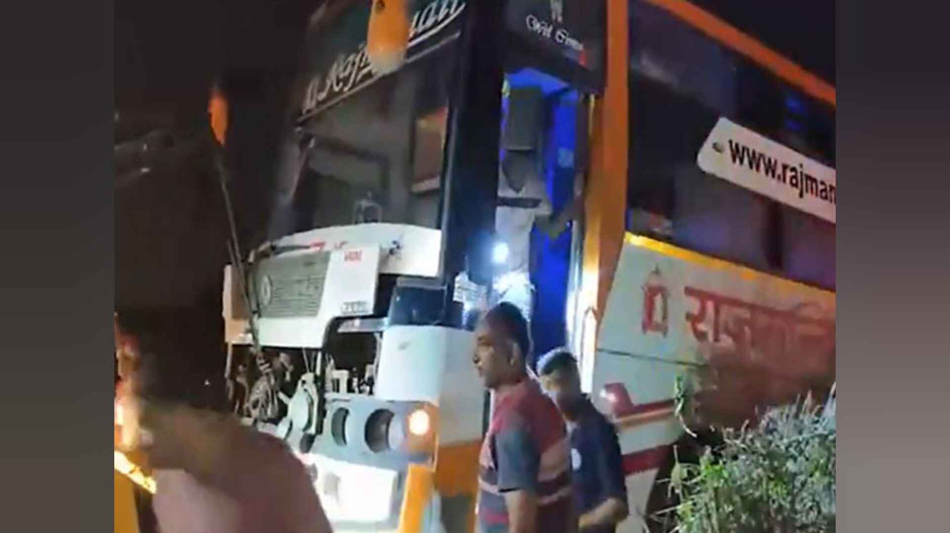 अहमदाबाद-वडोदरा एक्सप्रेस हाईवे पर बस और ट्रक की टक्कर में छह लोगों की मौत, आठ घायल