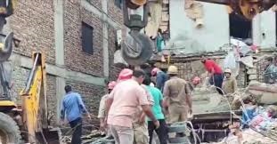 दिल्ली: जहांगीरपुरी में दो मंजिला इमारत ढहने से 3 की मौत कुछ और लोगों के फंसे होने की संभावना