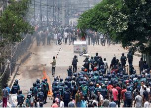 बांग्लादेश की अंतरिम सरकार ने प्रदर्शनकारियों से एक सप्ताह में अवैध हथियार जमा करने को कहा