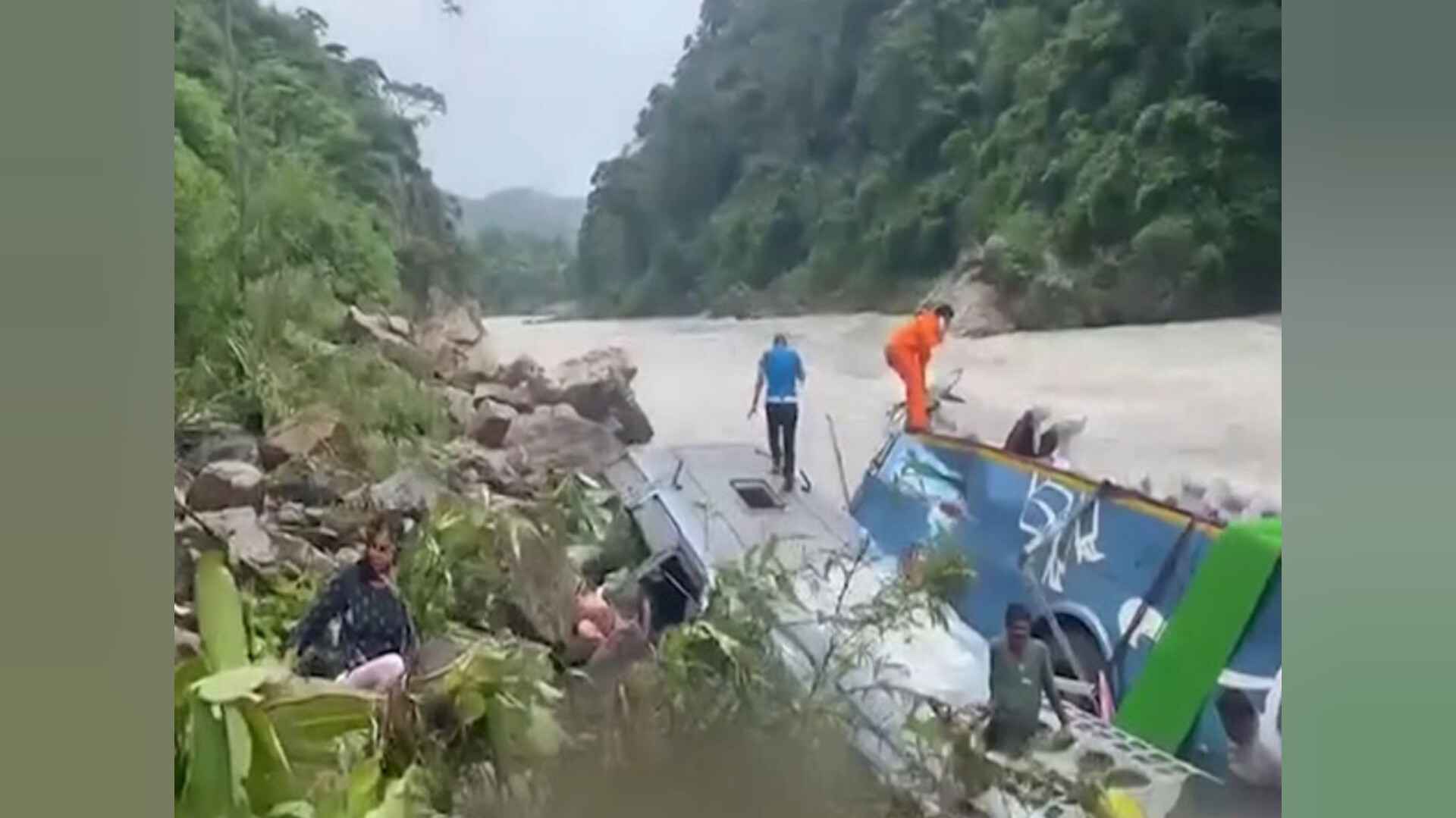 नेपाल में बड़ा हादसा: काठमांडू जा रही भारतीय बस नदी में गिरी, 40 यात्री सवार थे, 14 शव बरामद