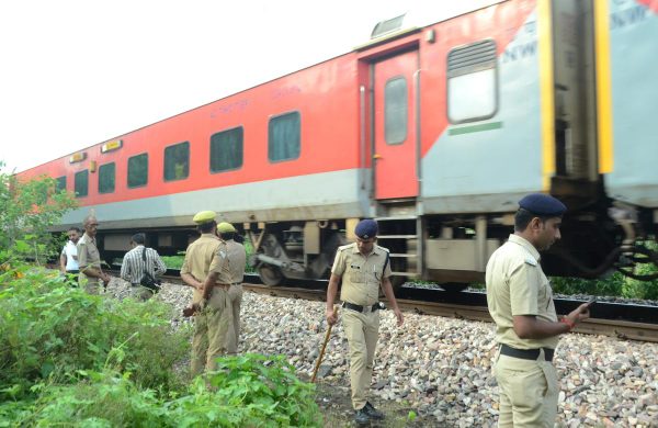 कालिंदी एक्सप्रेस को पटरी से उतारने की कोशिश, चालक ने ऐसे बड़ा हादसा होने से बचाया