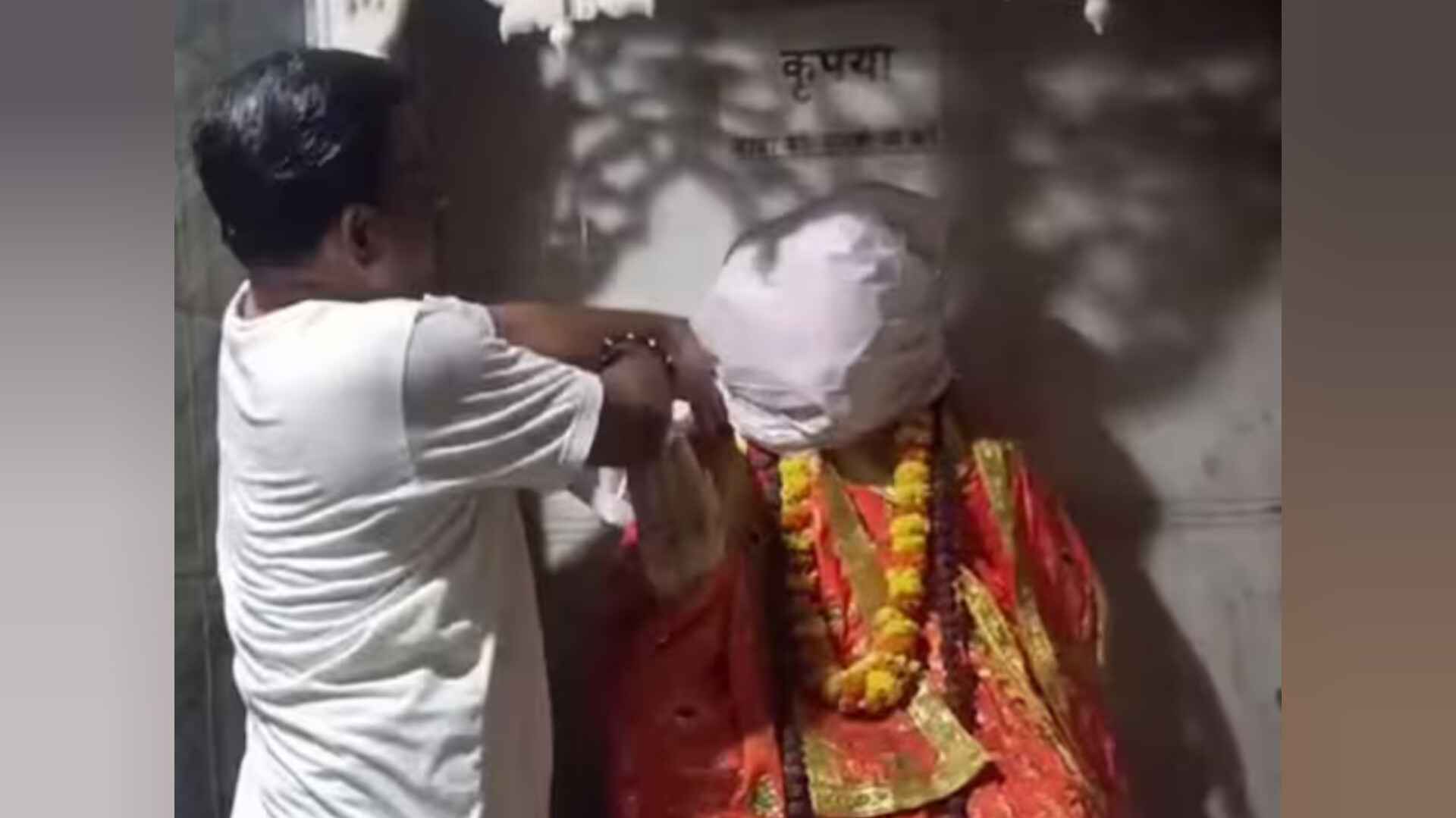 उत्तर प्रदेश: मंदिरों से साईं बाबा की मूर्तियां हटाने के मामले में हिंदू संगठन प्रमुख गिरफ्तार