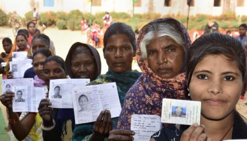 झारखंड में दूसरे चरण के मतदान से कुछ घंटे पहले माओवादियों ने लातेहार में पांच ट्रकों में लगाई आग