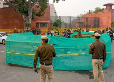 संसद भवन के पास एक व्यक्ति ने खुद को आग लगाने की कोशिश की, अस्पताल में भर्ती