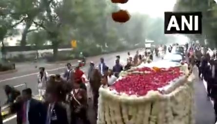 पार्टी दफ्तर से मनमोहन सिंह की अंतिम यात्रा शुरू, प्रधानमंत्री मोदी भी जाएंगे निगम बोध घाट