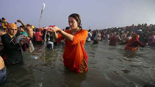 मकर संक्रांति पर महाकुंभ का पहला 'अमृत स्नान' जारी, अखाड़ों के साधु संतों ने लगाई पवित्र डुबकी