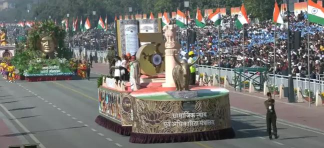 76वां गणतंत्र दिवस: नौसेना की झांकी में तीन अग्रणी युद्धपोतों को प्रदर्शित किया गया