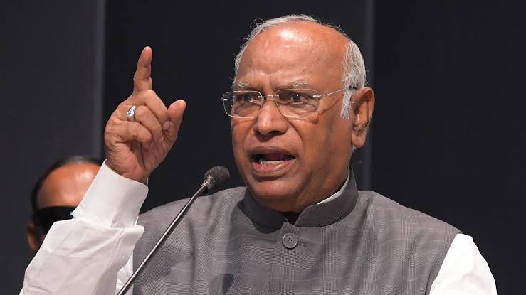 खड़गे ने महाकुंभ में पवित्र स्नान पर टिप्पणी कर हिंदुओं की भावनाओं का अपमान किया: भाजपा